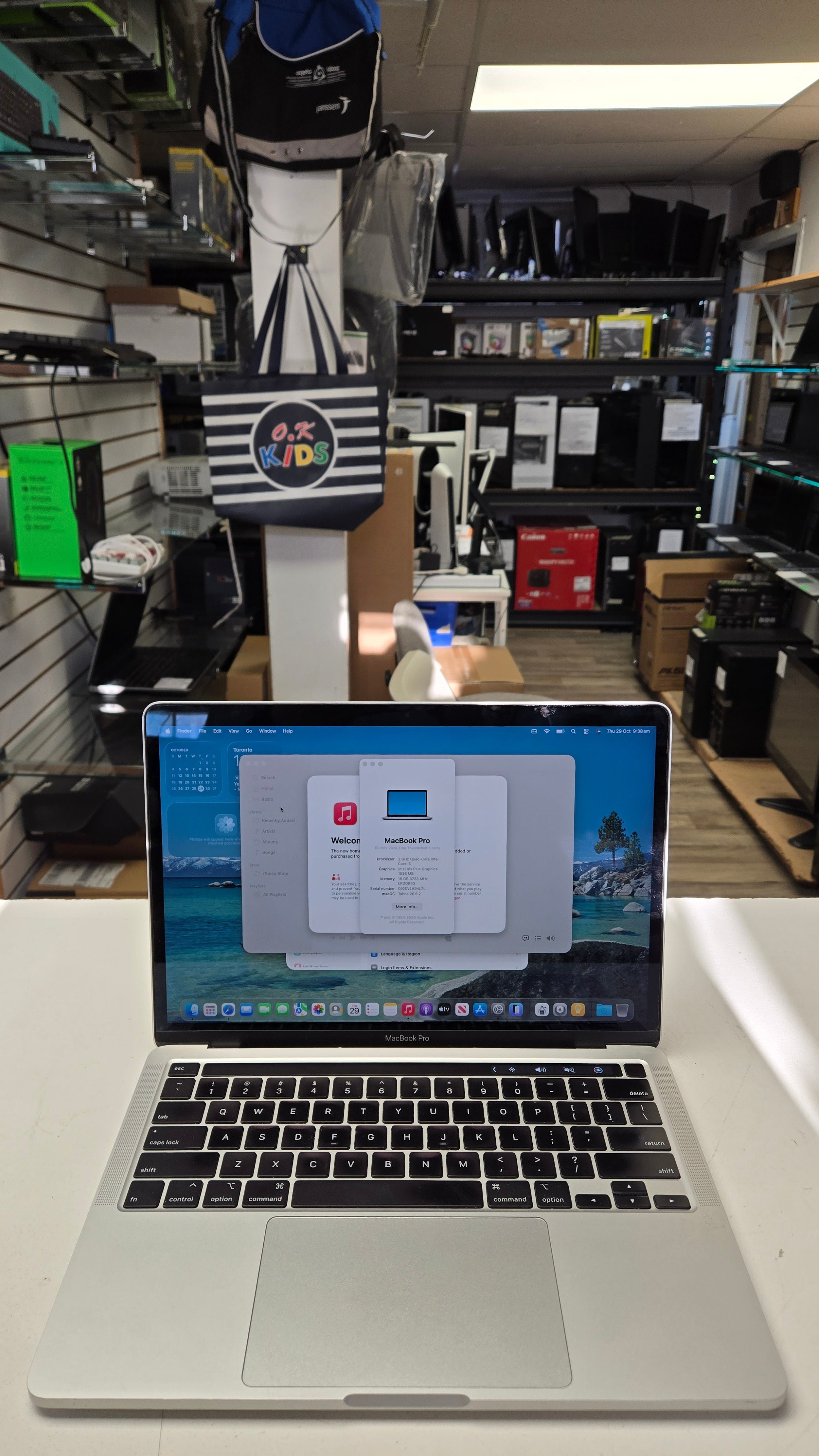 MacBook Pro 13 2020 ouvert — clavier et écran