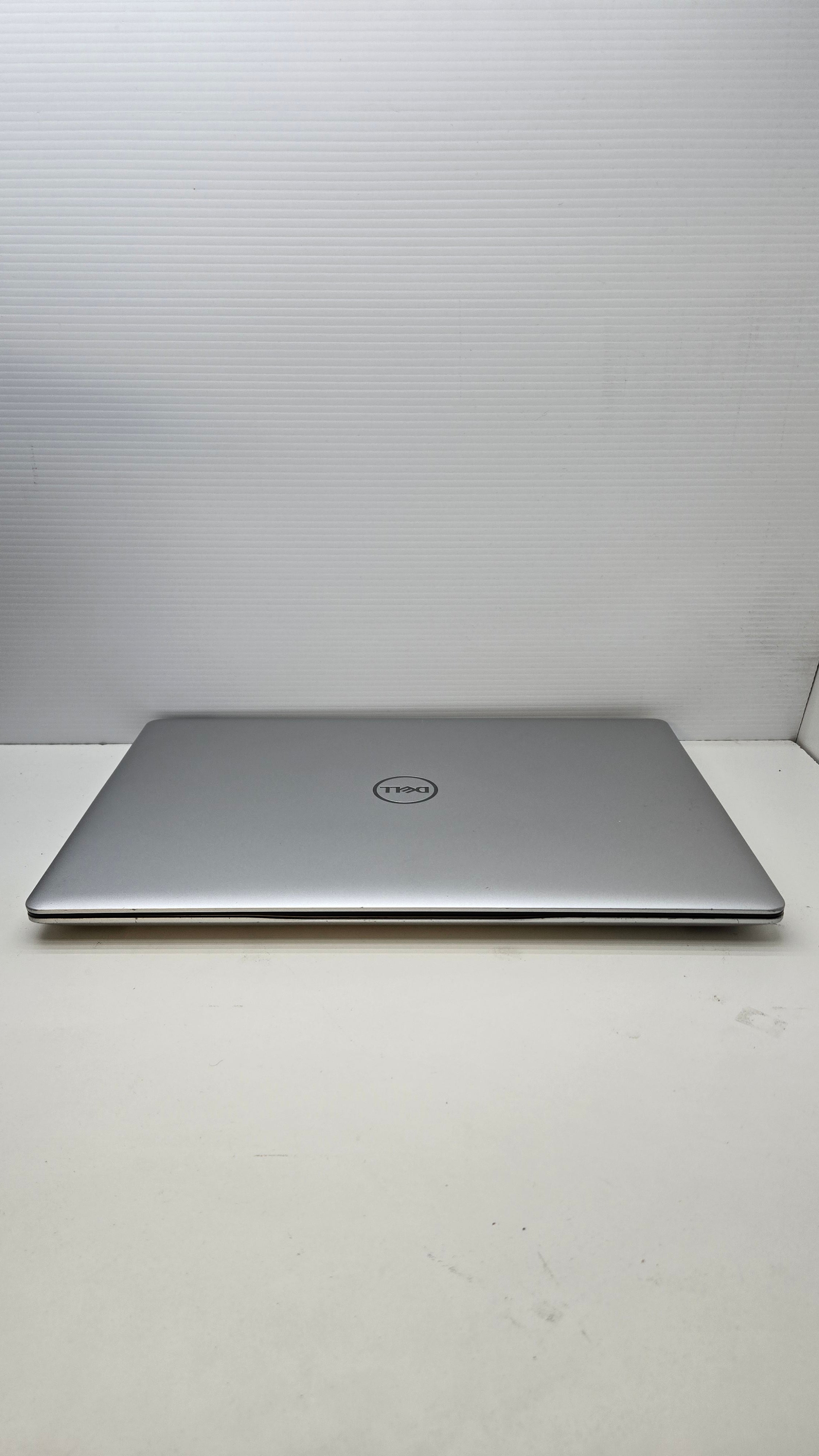 Dell Inspiron 5570 fermé