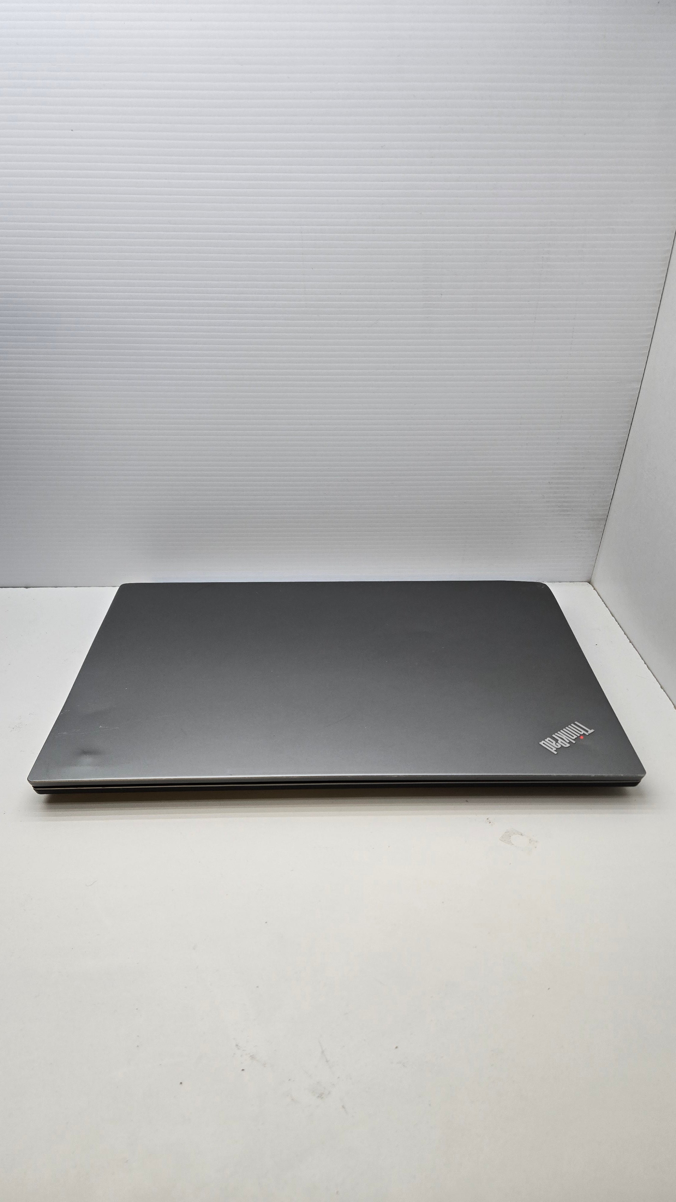 Lenovo ThinkPad E590 fermé