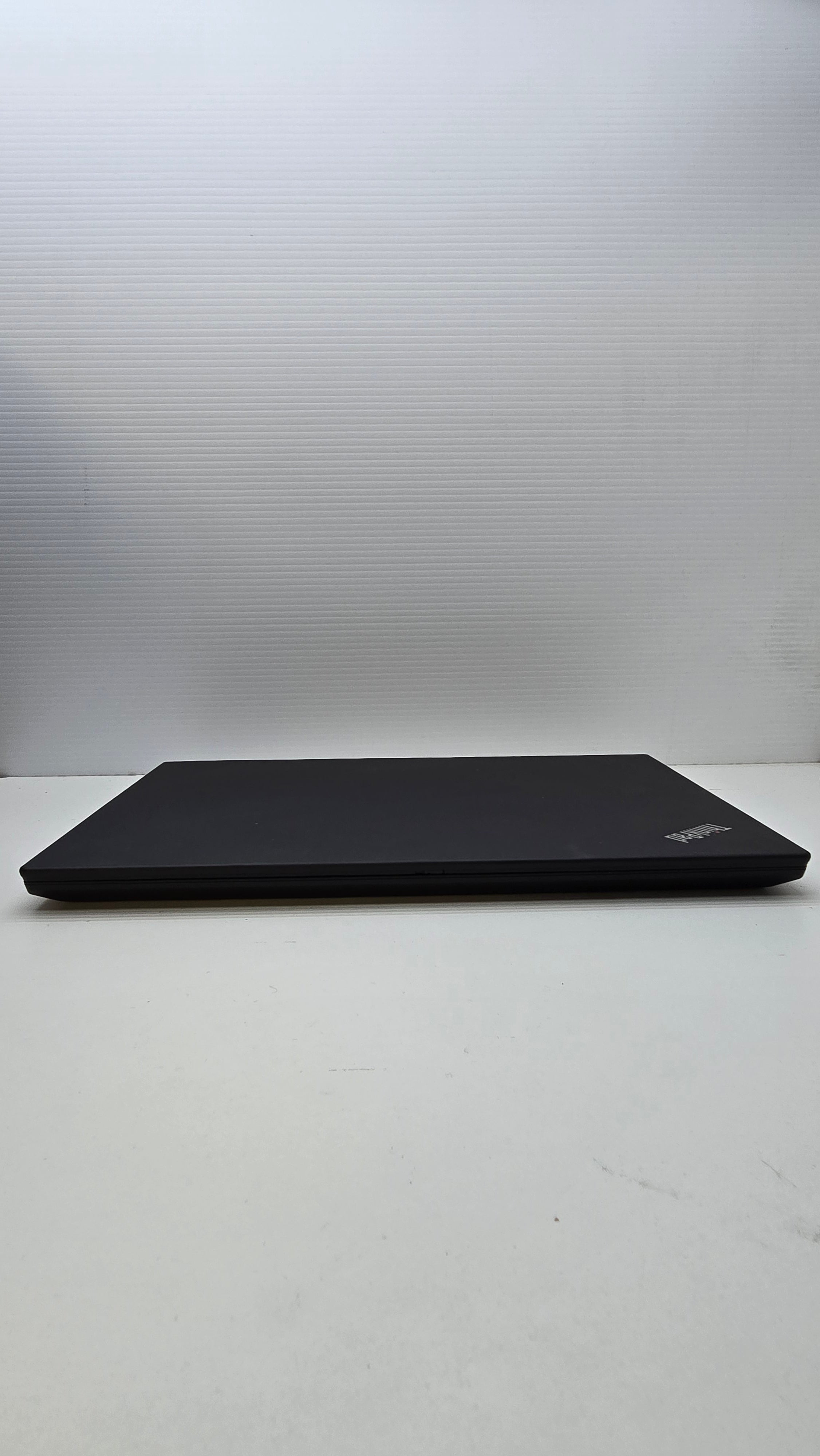 Lenovo ThinkPad T14 fermé