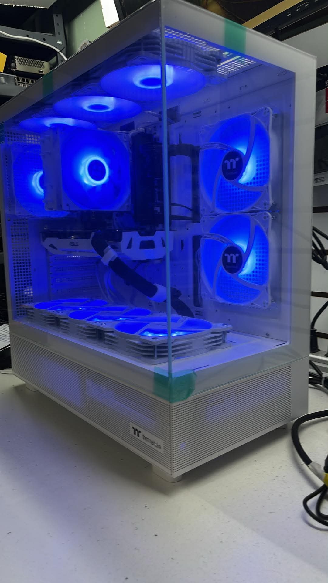 PC Gaming Blanc Ryzen 5 5600X GTX 1070 — éclairage bleu