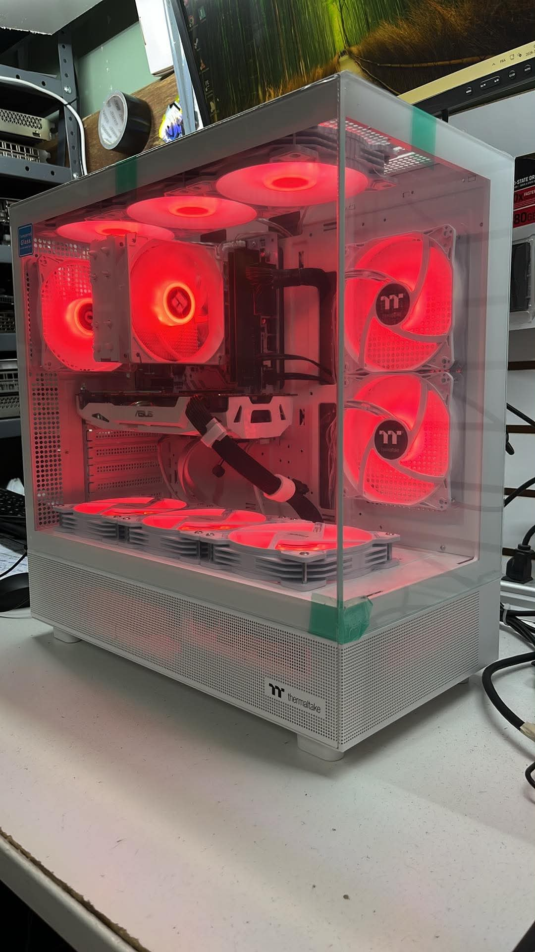 PC Gaming Blanc Ryzen 5 5600X GTX 1070 — éclairage rouge